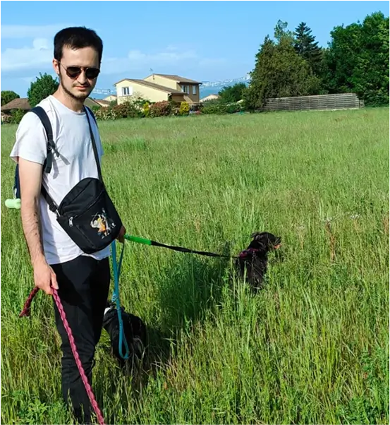 Anthony en promenade du site Garde La Truffe Pet sitter à Valence